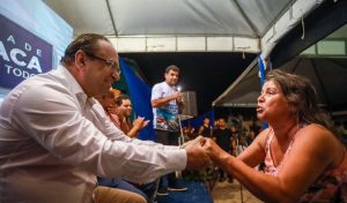 Moradores do bairro Brasiliana agradecem ao prefeito Luciano Barbosa pela pavimentação de 21 ruas