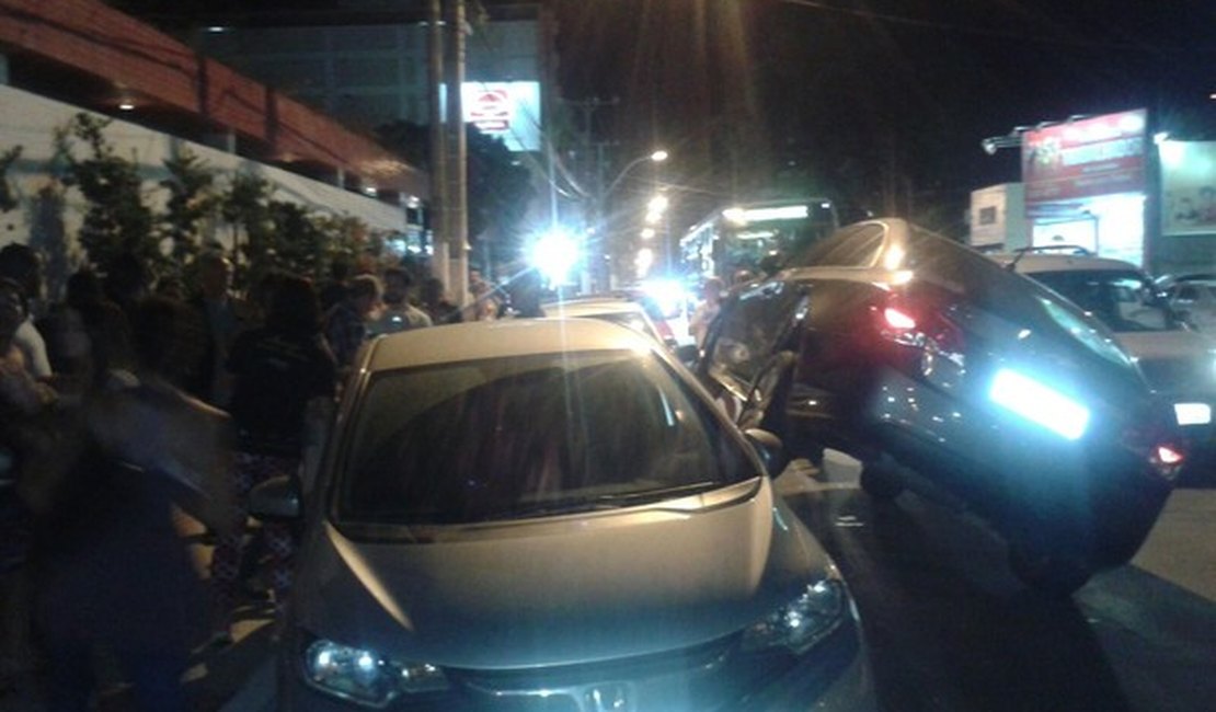 Motorista em alta velocidade causa acidente com 4 veículos em Maceió