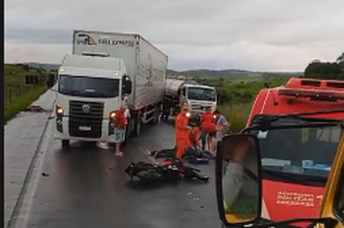 Condutor fica ferido em colisão entre caminhão, moto e cavalo na BR-104, em Murici