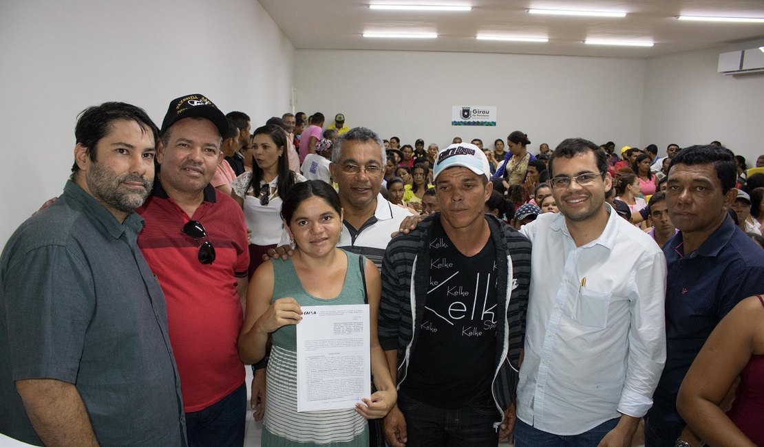 Prefeito David Barros assina contrato para construção de 85 casas através do PNHR