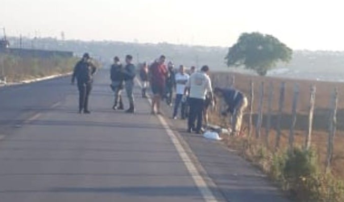 Arame farpado em rodovia causa acidente e deixa mulher morta, em Arapiraca