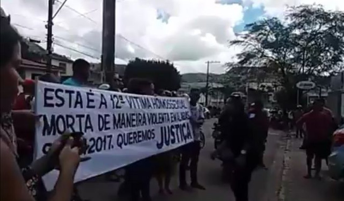 Amigos e familiares protestam contra morte de travesti em Palmeira dos Índios