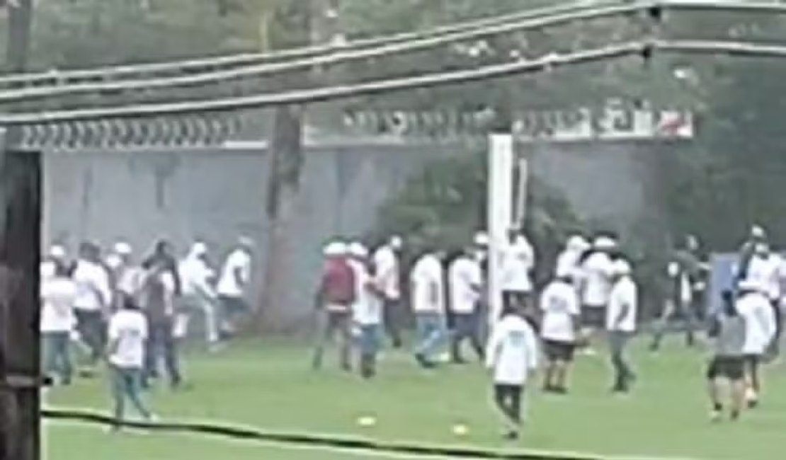 Torcedores organizados do Santos invadem o CT Rei Pelé para cobrar jogadores