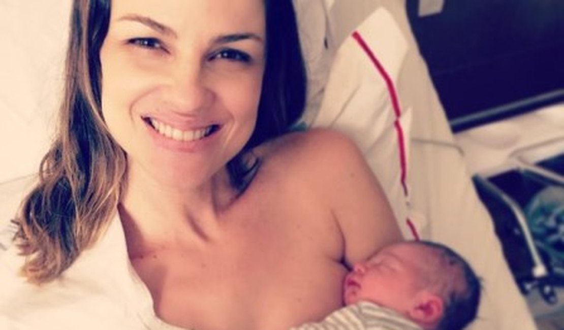Carolina Kasting anuncia nascimento de seu segundo filho: 'Nasceu o Tom'