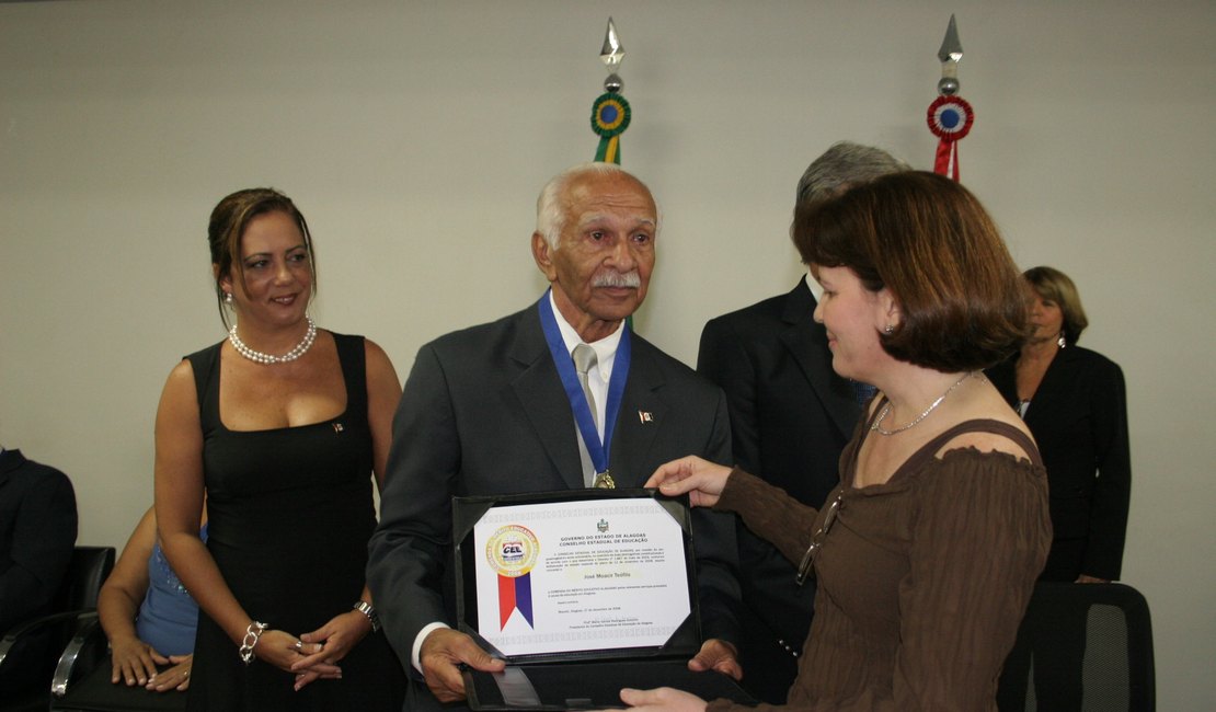 Símbolo da educação em Alagoas, José Moacir Teófilo faz 87 anos