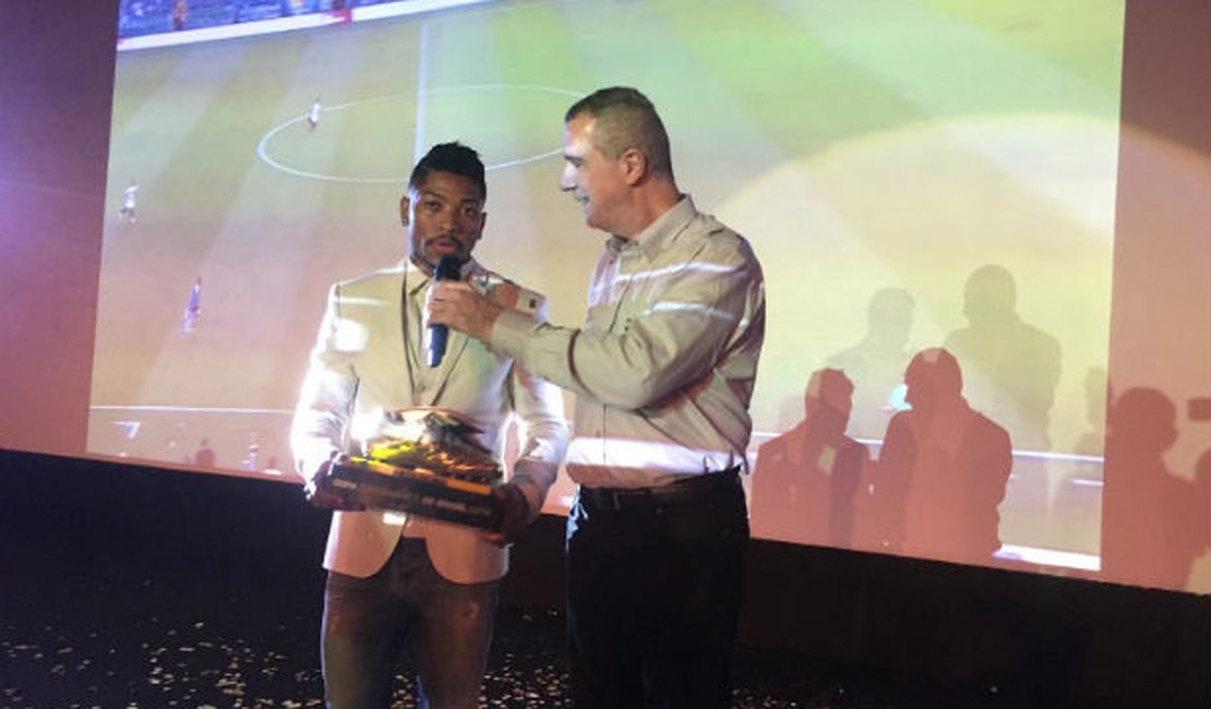 Alagoano Marinho recebe prêmio de artilheiro da Copa do Brasil