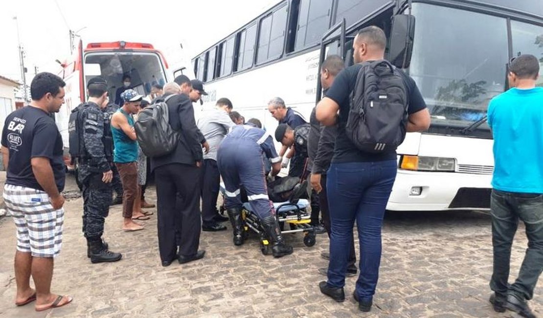 Menores são apreendidos por atentado a ônibus com seguranças de show, em Arapiraca