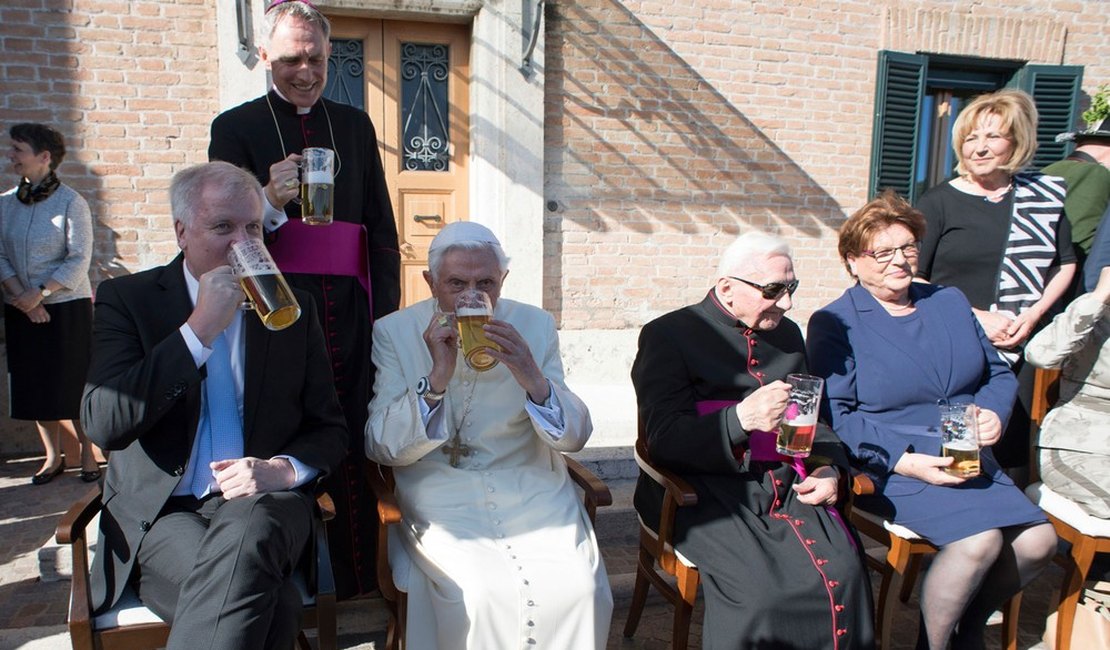 Bento XVI comemora 90 anos bebendo cerveja com convidados no Vaticano