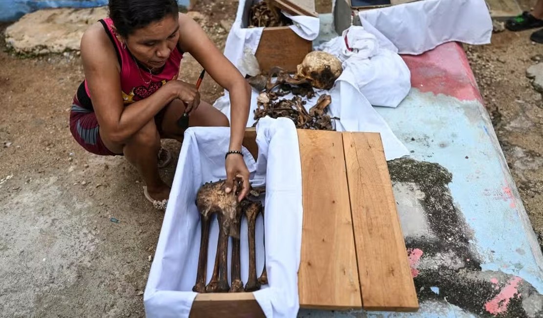 Famílias limpam ossos de parentes falecidos antes do Dia dos Mortos no México; conheça a tradição
