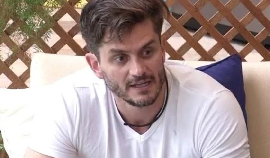 “BBB17”: Marcos é repreendido por prometer plástica a Elis