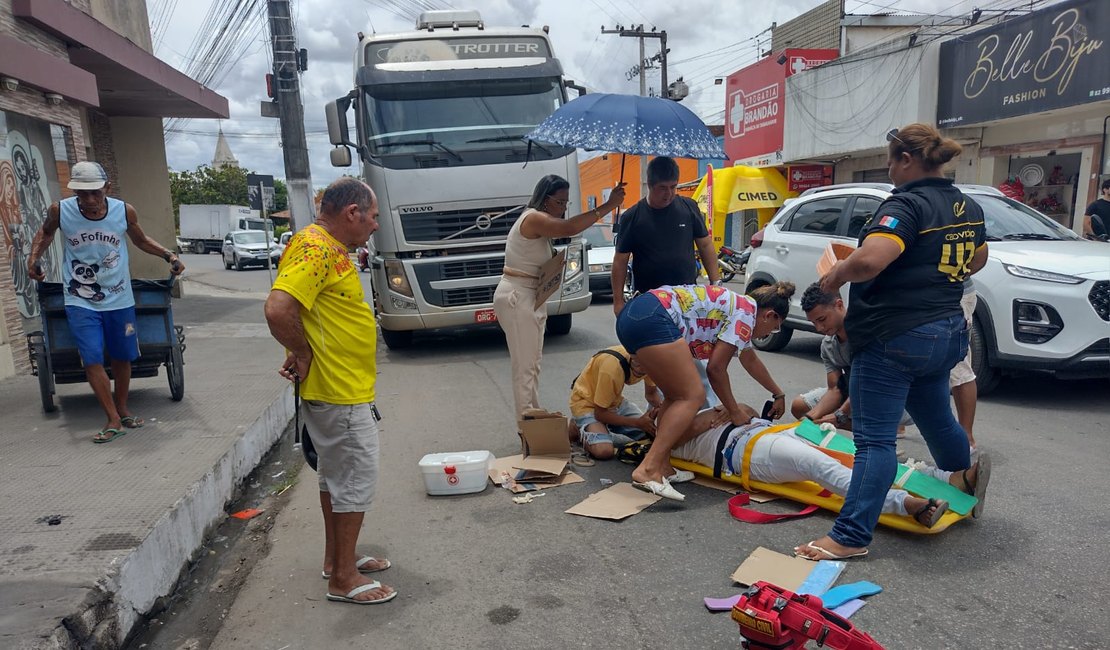 Motociclista fica ferido em acidente envolvendo homem que atravessava a Av. Rio Branco, em Arapiraca