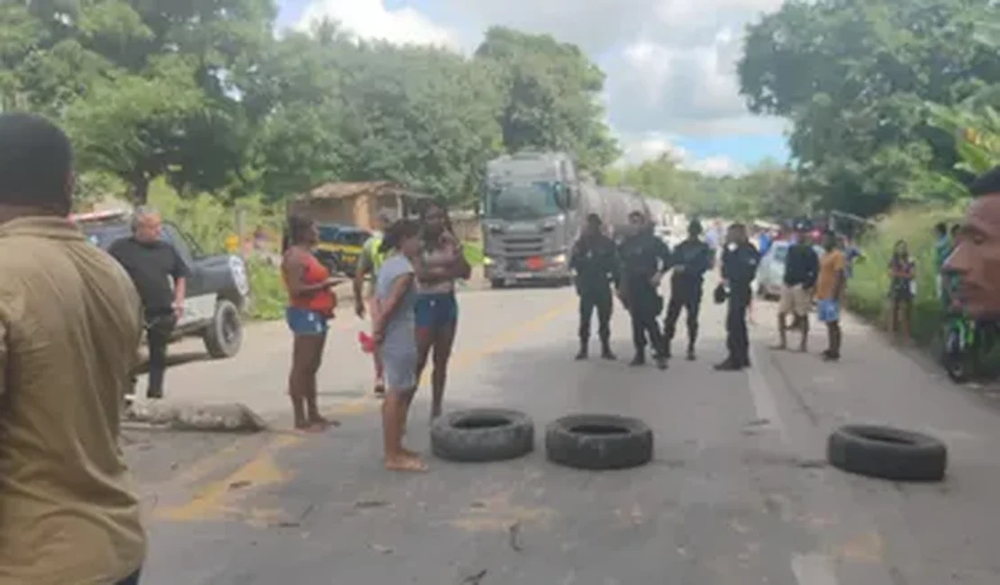 Indígenas bloqueiam rodovia alagoana em protesto contra projeto que altera demarcação de terras
