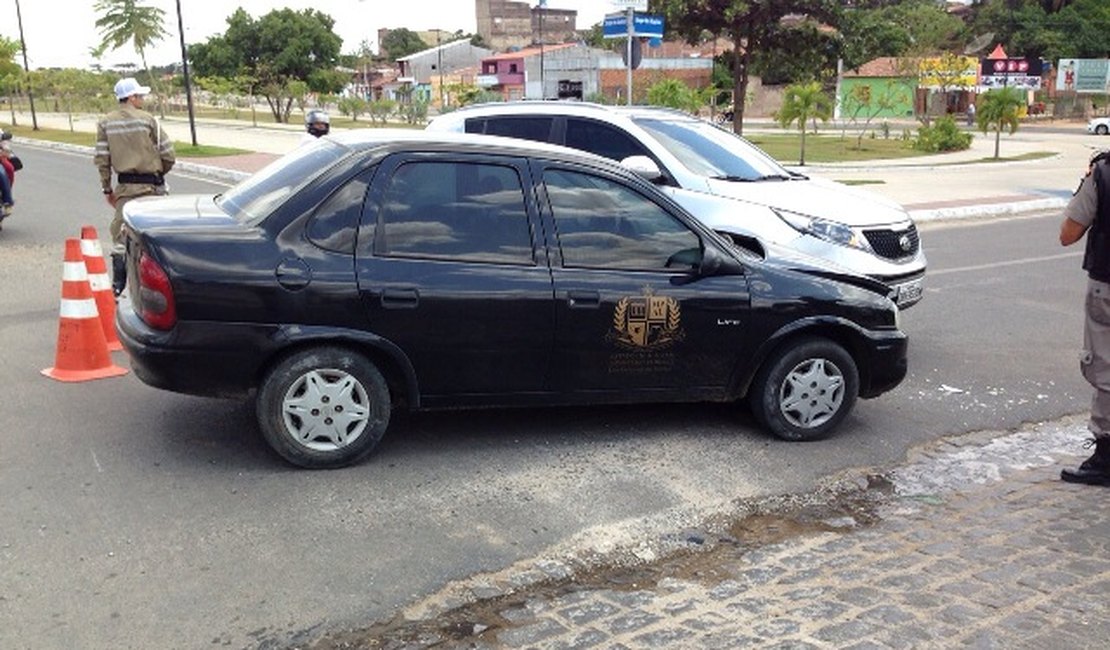 Veículo do Ministério Público se envolve em acidente no Centro de Arapiraca