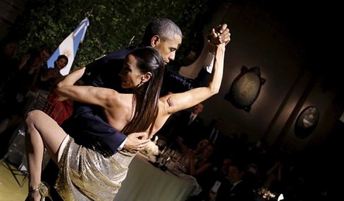 Barack Obama não resiste e cai no tango em jantar de gala na Argentina