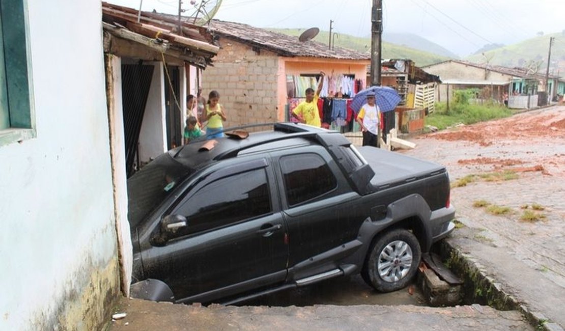 Carro perde freio e invade residência, no interior de Alagoas