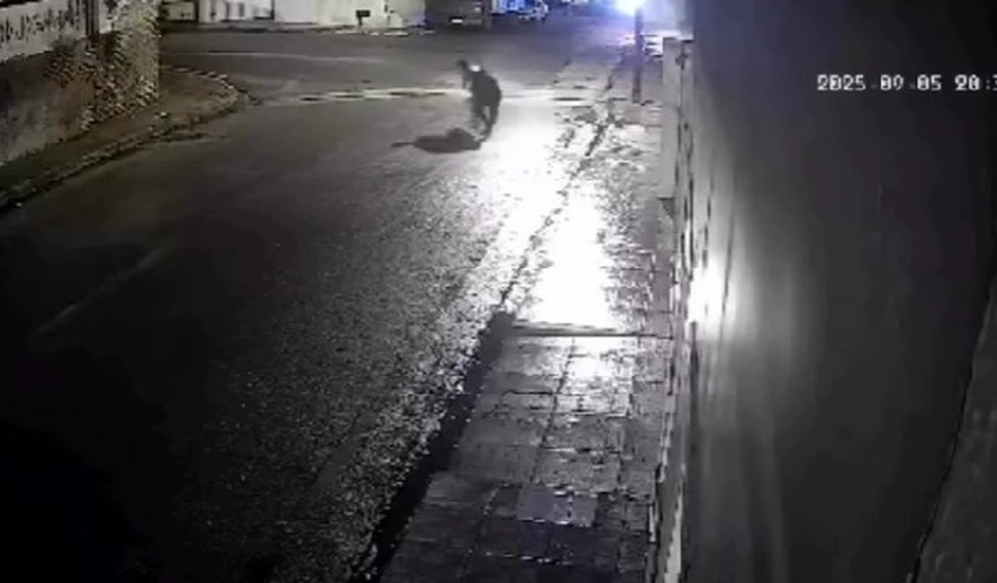 Câmera flagra assalto a mulher em rua de Santana do Ipanema