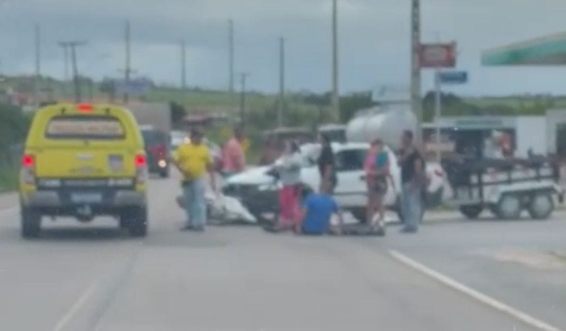 Batida de frente envolvendo carro e moto deixa homem ferido em trevo no Olho d'Água dos Cazuzinhas