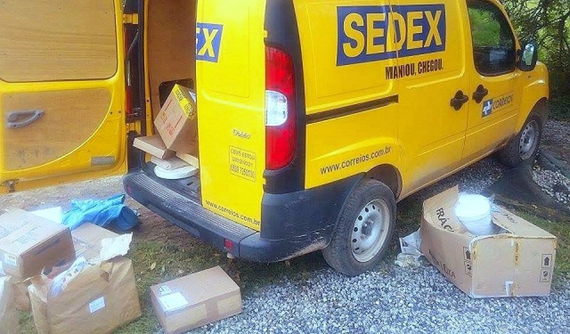 Bandidos interceptam carro dos Correios e roubam mercadorias em Maceió