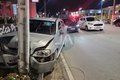 Para evitar colidir em carro, condutor atinge poste na Avenida Governador Lamenha Filho, em Arapiraca