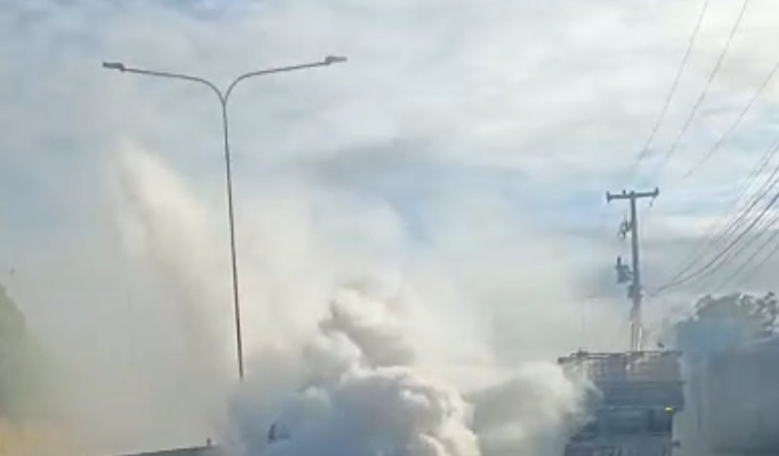Carro solta fumaça em rodovia AL-110 e assusta motoristas em Arapiraca