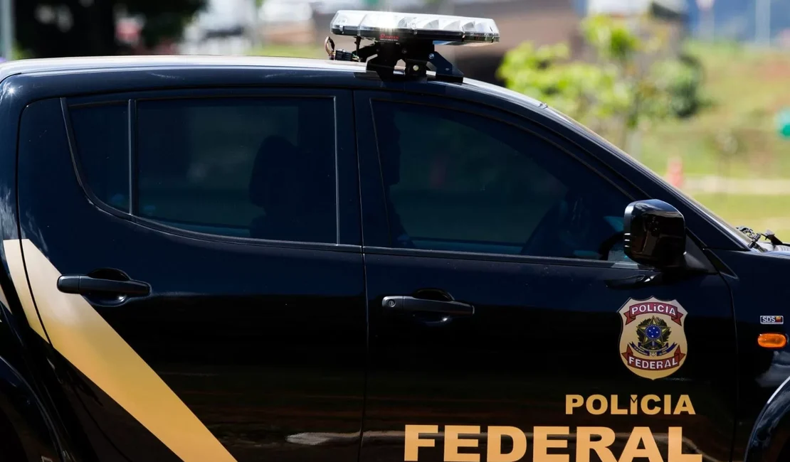 Homem surta, ameaça passageiros em avião e acaba preso pela PF