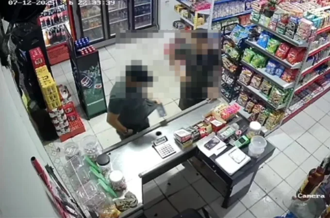 VÍDEO: Homem tenta separar briga em mercadinho e leva quatro facadas no interior alagoano