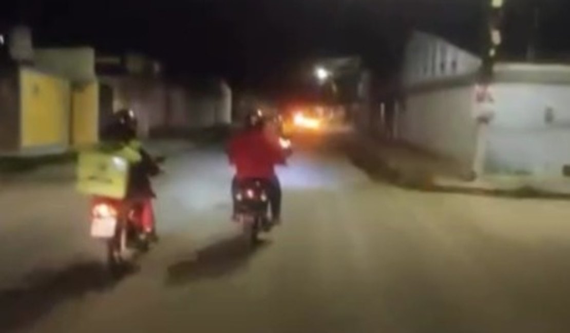 Motociclistas realizam protesto em frente a casa de protetora de animais que teria ameaçado motoboy em Arapiraca