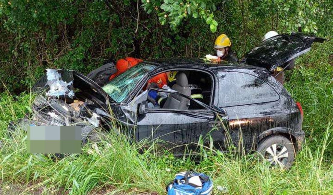 Batida frontal entre carros em Palmeira dos Índios deixa ao menos dois feridos