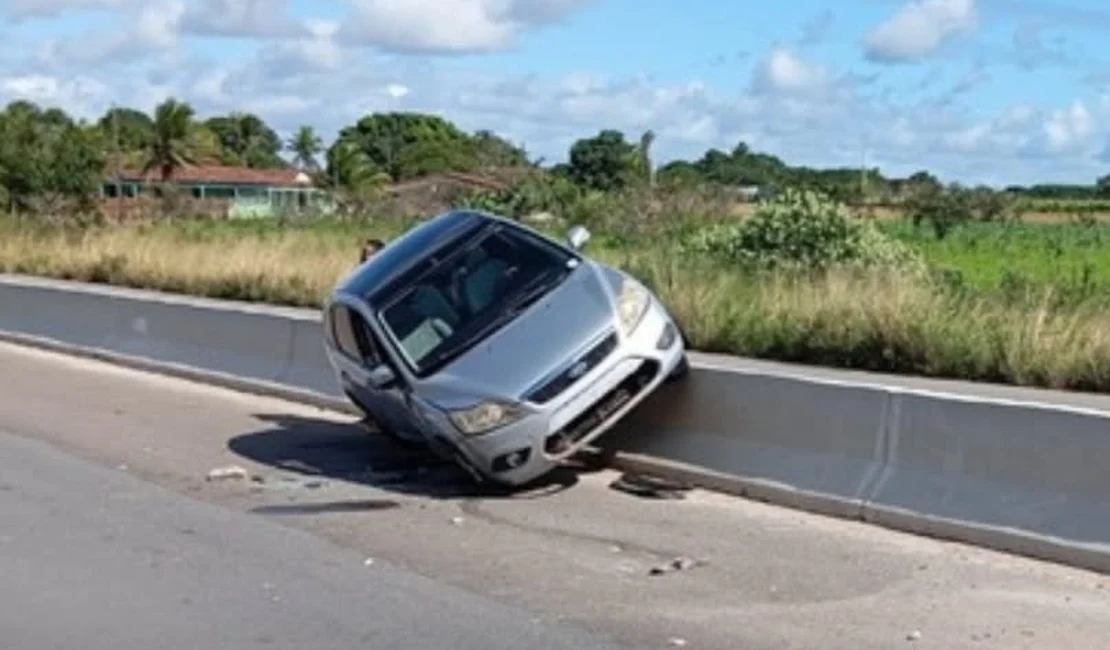 Motorista perde controle e colide contra mureta na AL-115, em Igaci