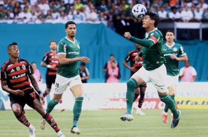 Flamengo vence Palmeiras e encosta na liderança do Brasileirão