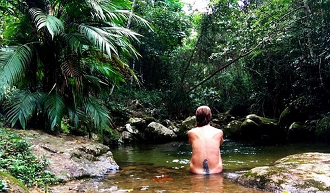 Letícia Spiller publica foto em cachoeira totalmente nua