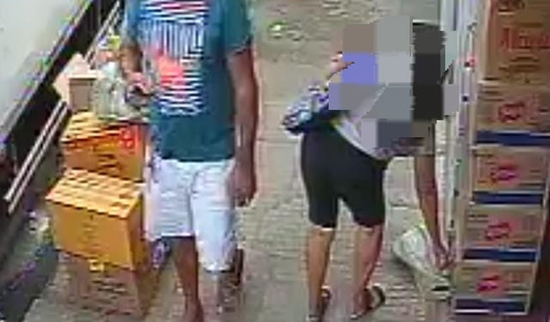 VÍDEO: Senhora furta sacola com peça de charque na Rua do Sol, em Arapiraca