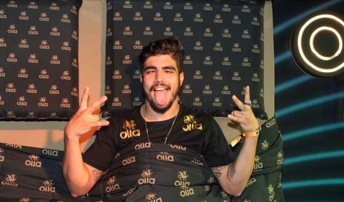 Caio Castro troca beijos com morena em festa pós-Rock in Rio: “A cachaça é um problema”