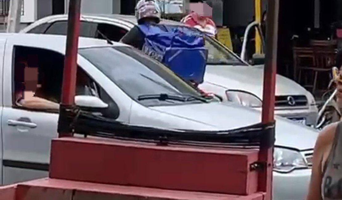 VÍDEO: Entregador quebra retrovisor de carro durante briga de trânsito em Arapiraca