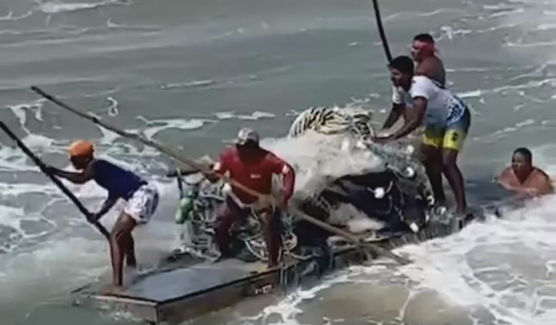 VÍDEO: Pescadores enfrentam mar agitado e jangada vira na Praia do Sobral, em Maceió