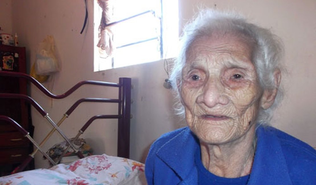 Idosa de 120 anos tem aposentadoria cortada por 'ser velha demais'