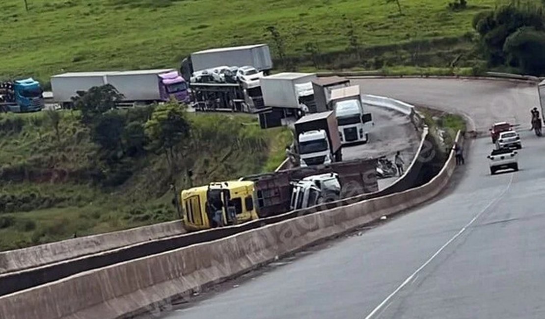 Motorista fica ferido após caminhão-cegonha tombar na BR-101, em Jequiá da Praia