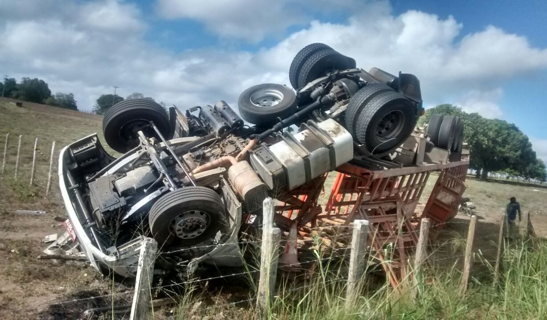 Carreta com botijões de gás capota e motorista morre, na 'Curva do Charque', em Limoeiro
