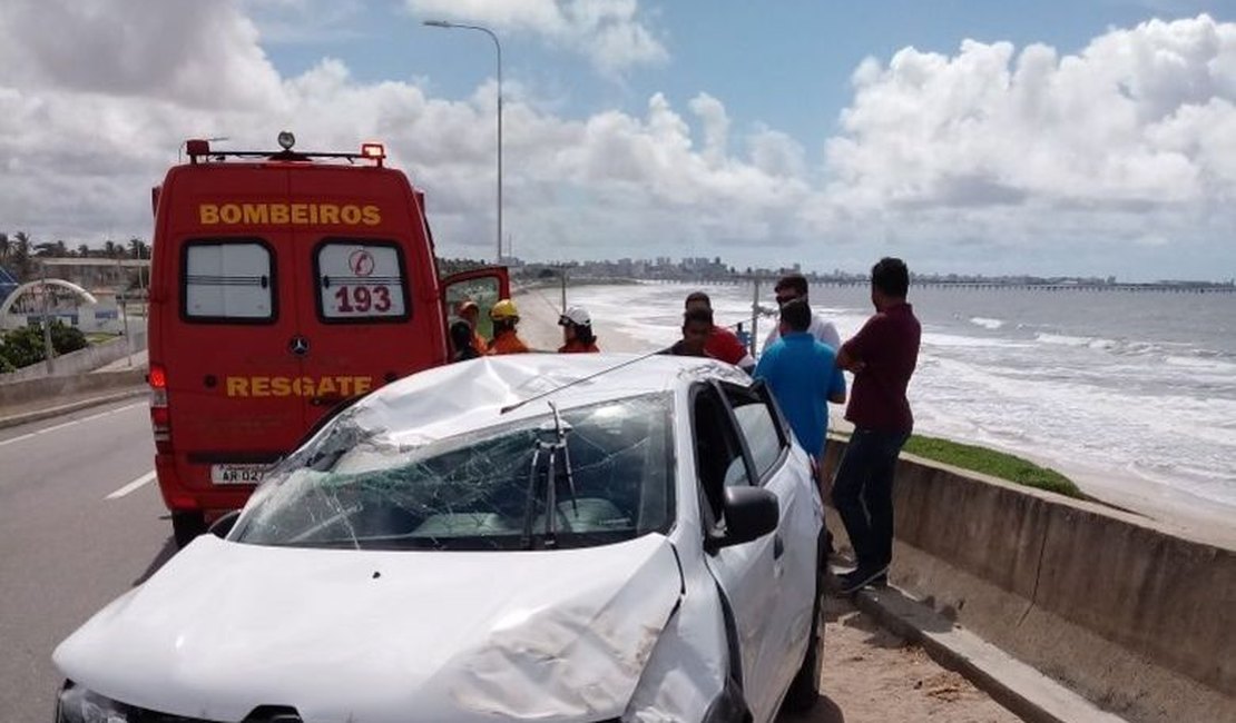 Motorista perde o controle e veículo capota na ponte Divaldo Suruagy