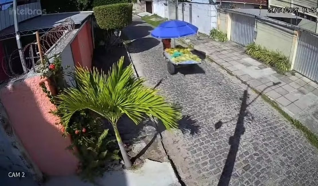 Entregador encontra R$ 1.000 e usa câmeras de rua para devolver a vendedor de frutas