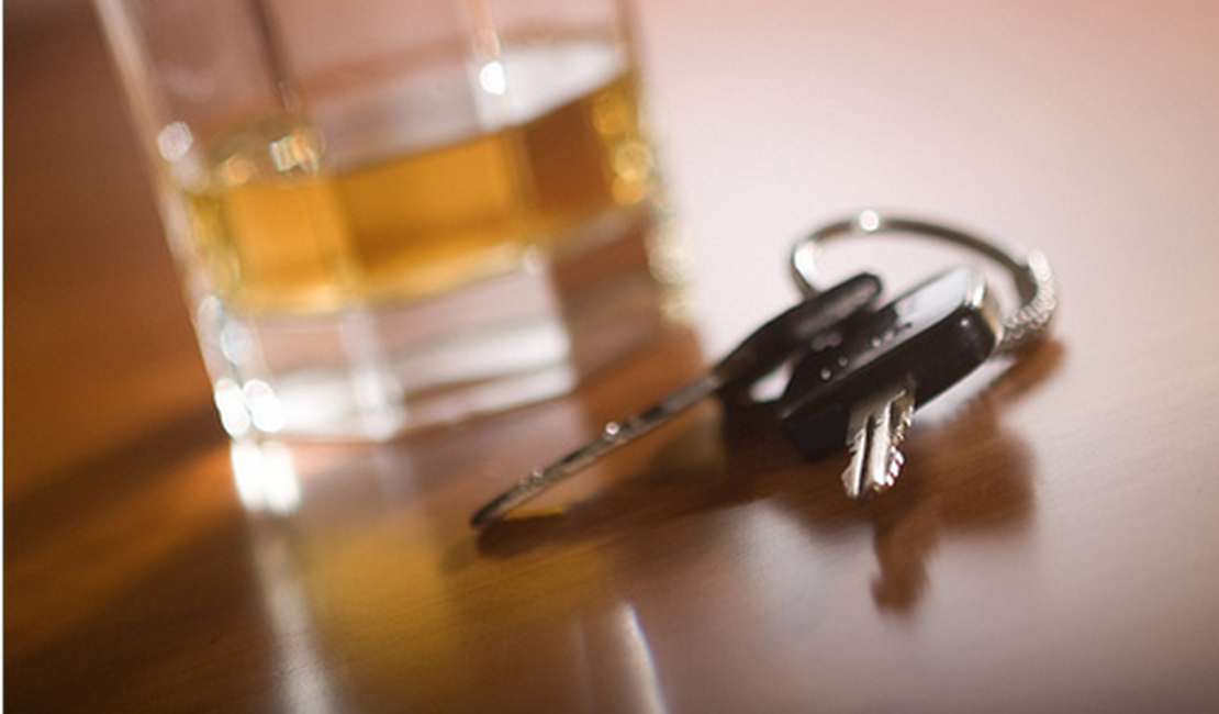 Motorista é preso após descer de carro segurando copo com bebida alcoólica em Arapiraca