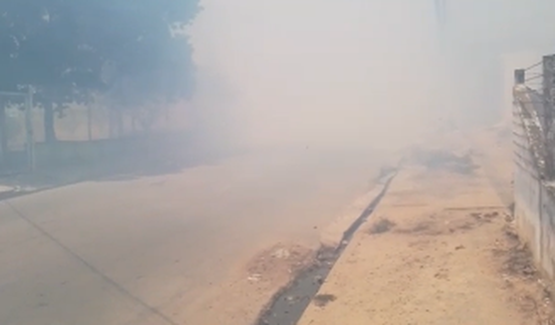 Incêndio em área de vegetação deixa rua principal do bairro Batingas coberta por fumaça