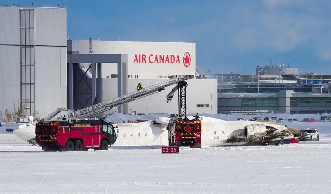 Avião sofre acidente ao pousar no Aeroporto de Toronto e deixa feridos
