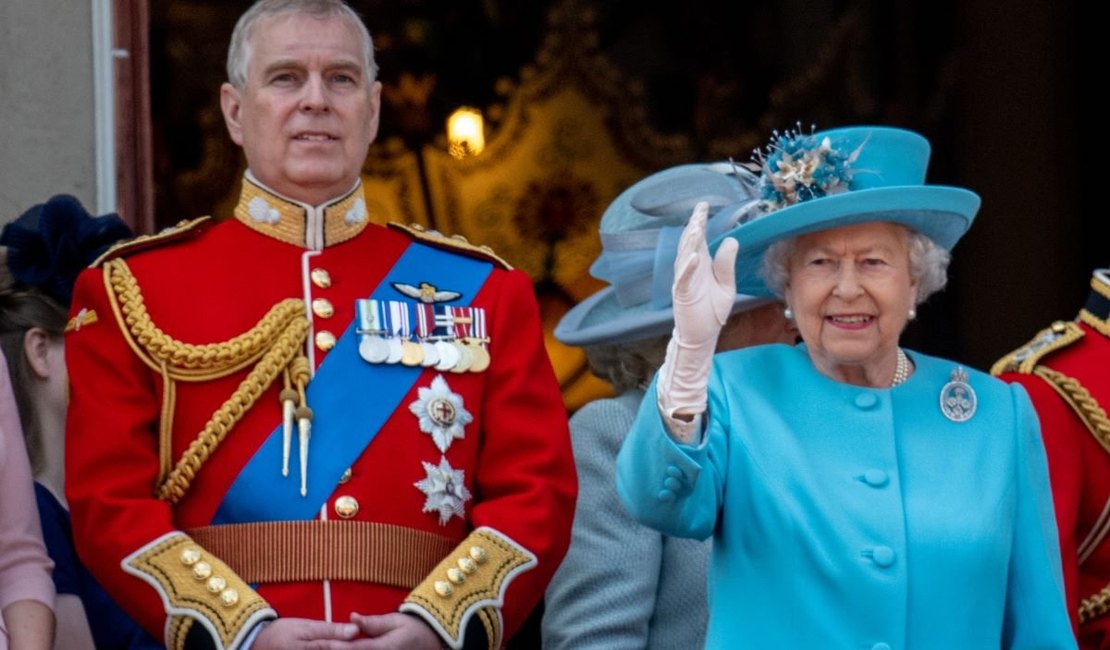 Rainha Elizabeth II tira todos os títulos de príncipe Andrew