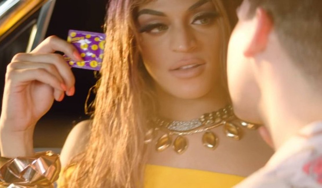 Pabllo Vittar beija Mateus Carrilho, da Banda Uó, e promove camisinha do SUS em novo clipe