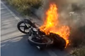 VÍDEO. Casal abandona cinquentinha às pressas por causa de incêndio em veículo