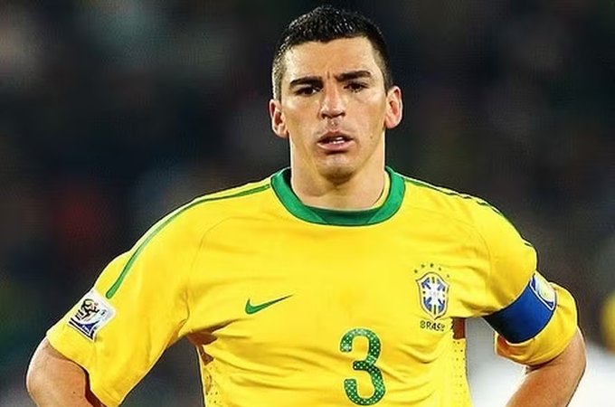 Ex-zagueiro e capitão da seleção brasileira, Lúcio é internado em Brasília após sofrer queimaduras