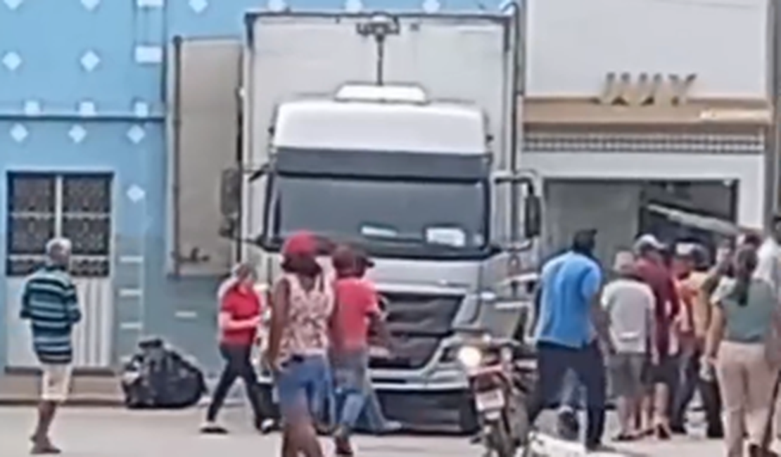 Caminhão-baú desgovernado derruba árvore e atinge parede de imóvel em Batalha