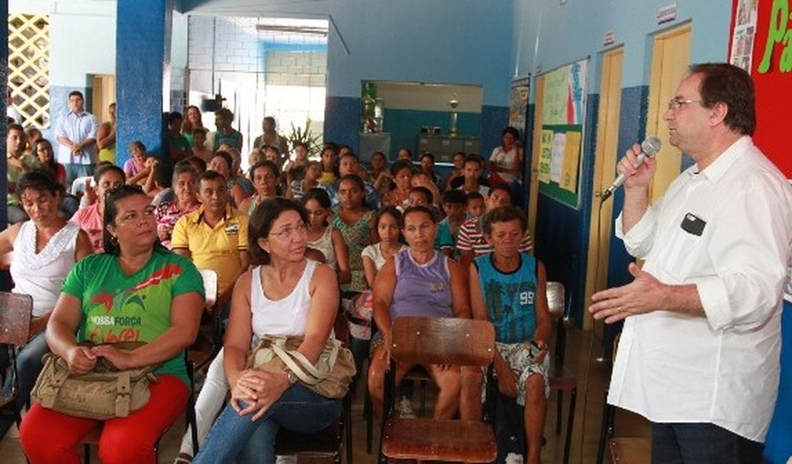 Luciano Barbosa debate educação com comunidade escolar de Palmeira dos Índios