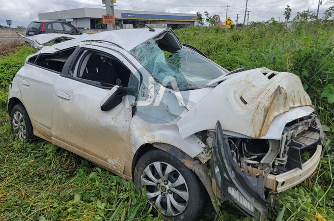Veículo perde o controle, capota quatro vezes e ocupantes ficam ilesos, na AL-220 em Arapiraca